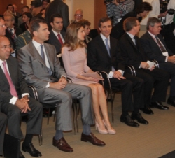 Los Príncipes en la primera fila de asientos momentos antes del inicio del coloquio
