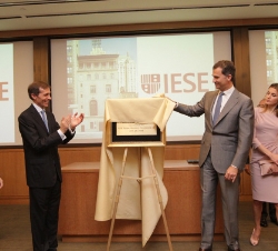 El Príncipe en presencia de Doña Letizia descubre una placa conmemorativa