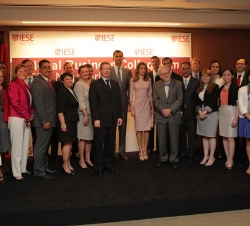 Fotografía de grupo con alumnos del IESE de Nueva York