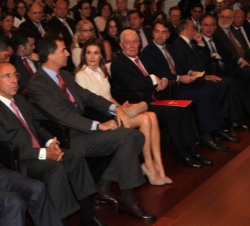 Los Príncipes, en la primera fila de asientos, durante el encuentro con líderes hispanos de los EE.UU.