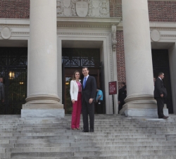 Los Príncipes en la escalinata de la Biblioteca Widener de la Universidad de Harvard