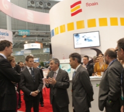 Don Felipe y Doña Letizia, durante el recorrido por el Pabellón español de la Feria BIO 2012
