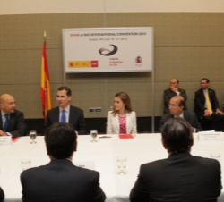 Los Príncipes, durante la reunión de trabajo sobre biotecnología, junto al secretario de Estado de Comercio, Jaime García-Legaz, y el secretario de Es