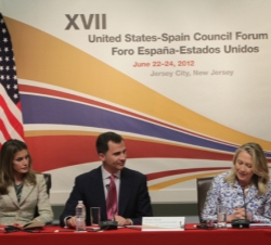 Fotografía de la mesa presidencial en la ceremonia de clausura del XVII Foro España-Estados Unidos