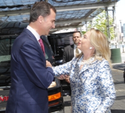 Don Felipe recibe el saludo de Hillary Clinton