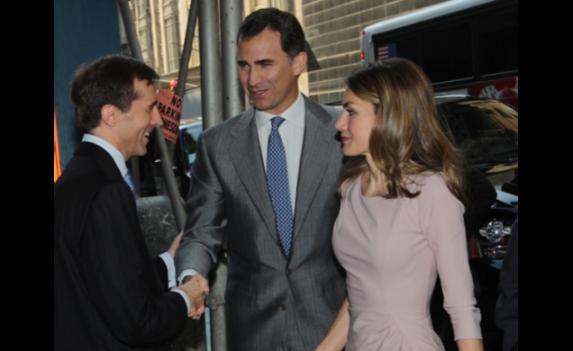 Sus Altezas Reales los Príncipes de Asturias saludan al director general del IESE, Jordi Canals, a su llegada al Global Business Colloquium