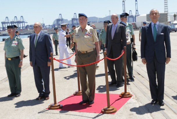 Su Majestad el Rey junto al ministro del Interior y el director general de la Guardia Civil, recibe honores a su llegada al muelle de Algeciras