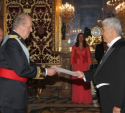 El Rey recibe la Credencial del Sr. Francisco Javier Ramírez Acuña, Embajador de los Estados Unidos Mexicanos