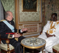 Su Majestad el Rey conversa con el Sr. Bala Garba-Jahumpa, Embajador de la República de Gambia