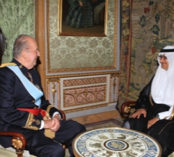 Don Juan Carlos conversa con S.A. el Príncipe Mansur bin Khaled al-Farhan al-Saud, Embajador del Reino de Arabia Saudí