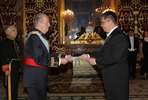 Su Majestad el Rey recibe la Carta Credencial del Sr. Dilshod Khamidovich Akhatov, Embajador de la República de Uzbekistán