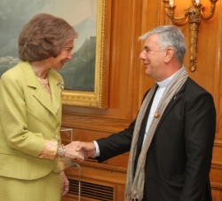 Doña Sofía recibe el saludo de monseñor Enrique Figaredo Alvargonzález