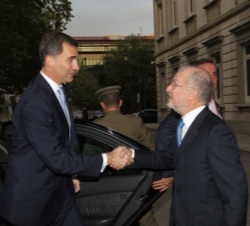 Don Felipe es recibido por el presidente en funciones del Tribunal Supremo, Juan Antonio Xiol Rios