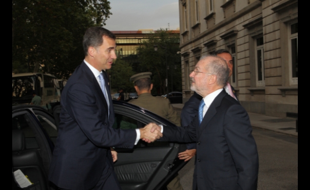 Don Felipe es recibido por el presidente en funciones del Tribunal Supremo, Juan Antonio Xiol Rios