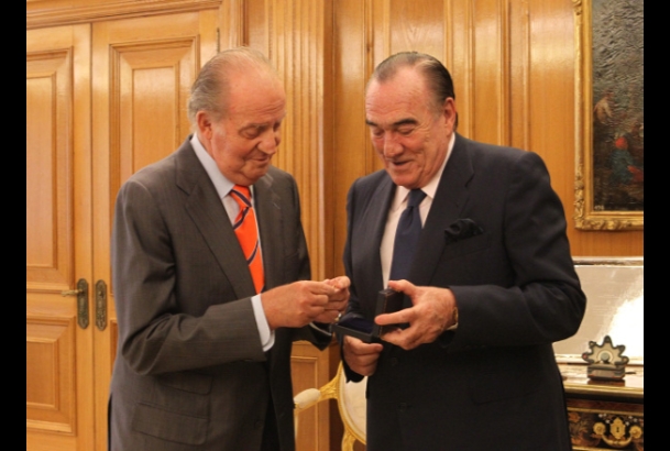 Su Majestad el Rey recibe de manos del Sr. Fernando Fernández-Tapias, la primera Medalla de Oro de la Academia
