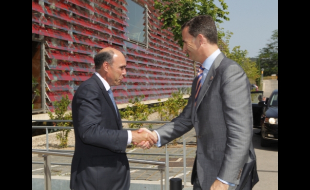 El Príncipe de Asturias recibe el saludo del presidente de la Fundación, Antoni Esteve
