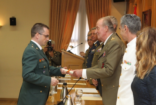 Su Majestad el Rey entrega el diploma al número uno del curso, comandante Javier López Gutiérrez
