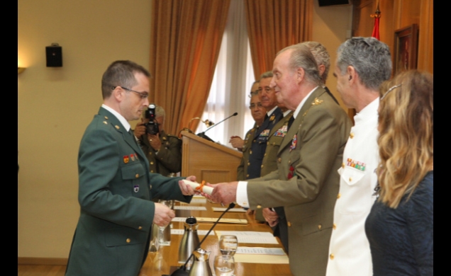 Su Majestad el Rey entrega el diploma al número uno del curso, comandante Javier López Gutiérrez