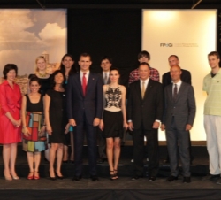 Sus Altezas Reales los Príncipes de Asturias y de Girona con los ponentes del Fórum Impulsa 2012 de la Fundación Príncipe de Girona