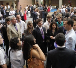 Don Felipe conversa con los asistentes al Fórum durante una pausa