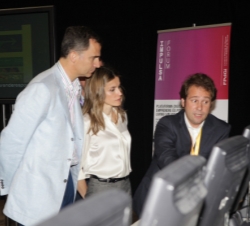 Los Príncipes visitan el stand de la empresa Indra