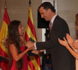 El Príncipe hace entrega del Premio Impulsa de las Artes y Letras a Leticia Moreno