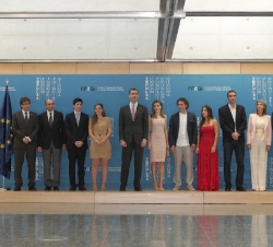 Fotografía de grupo de Sus Altezas Reales los Príncipes de Asturias con los galardonados con los Premios Impulsa, autoridades y miembros de la Fundaci