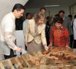 La Reina observa uno de los trabajos de restauración de la Escuela
