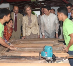 Su Majestad contempla los trabajos realizados en carpintería