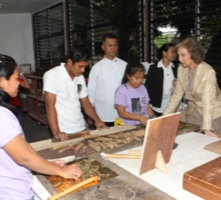 Doña Sofía conversa con unos alumnos de la Escuela