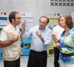 La Reina recibe explicaciones durante su visita a la Academia de Cambio Climático de Legazpi