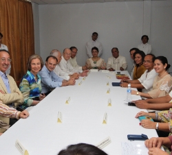 Su Majestad durante la reunión con los Alcaldes participantes en el Programa de Fortalecimiento de Gobiernos Locales (PODER)
