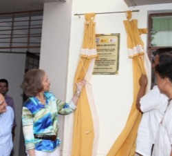 La Reina descubre una placa conmemorativa de su visita