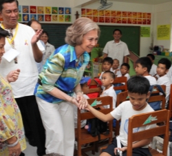 Doña Sofía conversa con los alumnos de la Escuela Refugio
