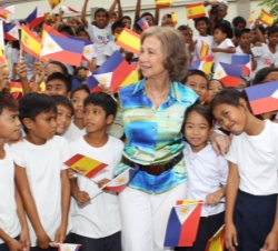 Su Majestad acompañada por alumnos de la Escuela Refugio