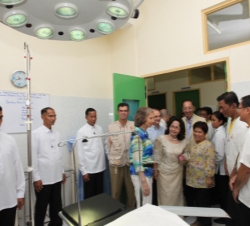 Su Majestad durante su recorrido por las instalaciones del Hospital