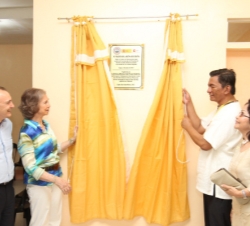 Doña Sofía descubre una placa conmemorativa de su visita