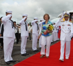 La Reina es recibida con honores en Legazpi