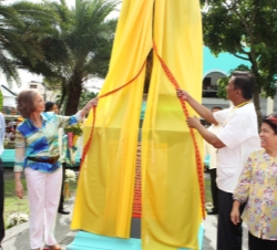Su Majestad descubre un monumento a José María Peñaranda, Primer Gobernador de Albay