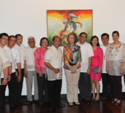 Fotografía de grupo tras el almuerzo con las autoridades de Zamboanga