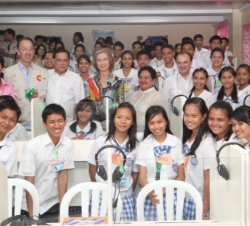 Fotografía de grupo con alumnos del colegio Pablo Lorenzo
