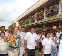 Su Majestad la Reina recorre el colegio Pablo Lorenzo
