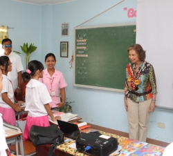La Reina conversa con los alumnos de la Escuela Claretina