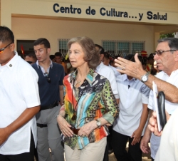 Doña Sofía recorre la zona de viviendas de katilimban