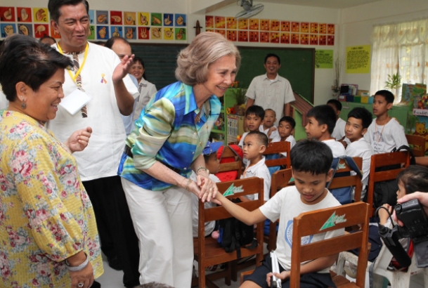 Doña Sofía conversa con los alumnos de la Escuela Refugio