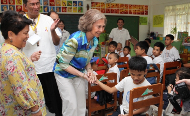 Doña Sofía conversa con los alumnos de la Escuela Refugio