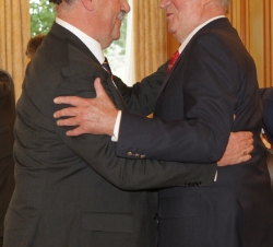 El Rey recibe el saludo del seleccionador Vicente del Bosque