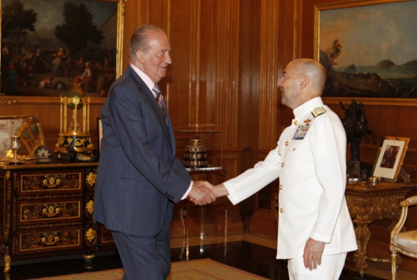 Su Majestad el Rey saluda al almirante James G. Stavridis