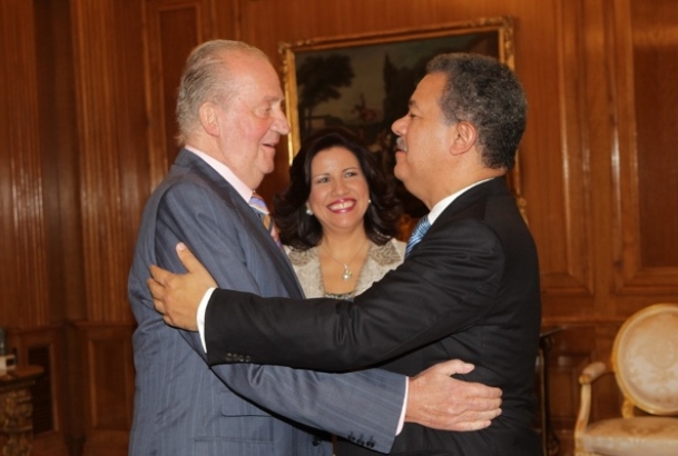 Saludo entre Don Juan Carlos y el Presidente Fernández Reyna, en presencia de la Primera Dama y vicepresidenta electa, Margarita Cedeño de Fernández
