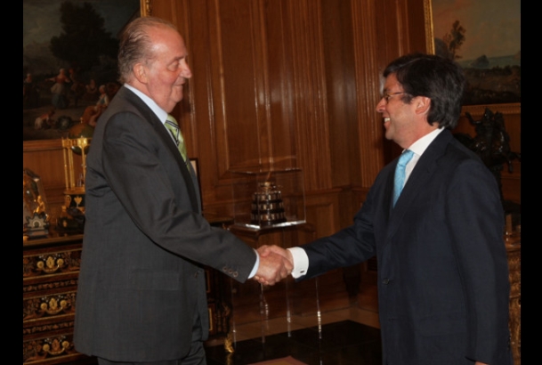 Don Juan Carlos recibe el saludo del presidente del Banco Interamericano de Desarrollo, Luis Alberto Moreno Mejía